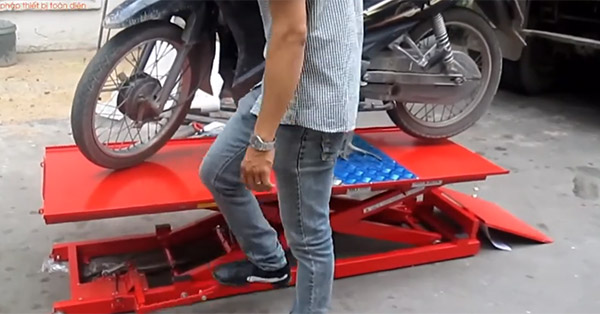 Bàn nâng xe máy cũ tại Bắc Ninh