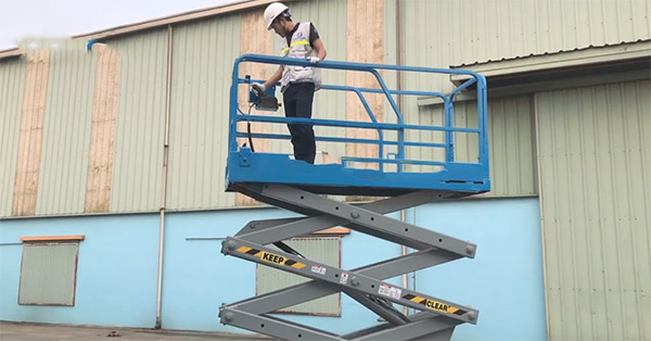 Xe nâng người cắt kéo tại Bắc Ninh